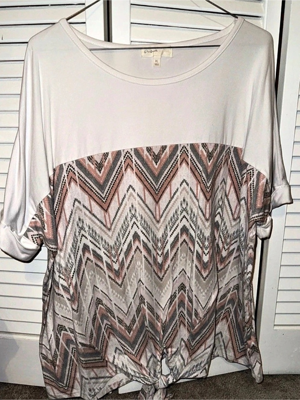 Women's Geometric Short Sleeve Top in Gray & Pink